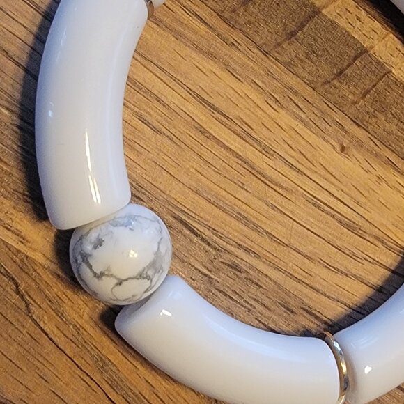 Meghan Browne Style Harry White Resin Beaded Chunky Stretch Bracelet - Picture 3 of 11